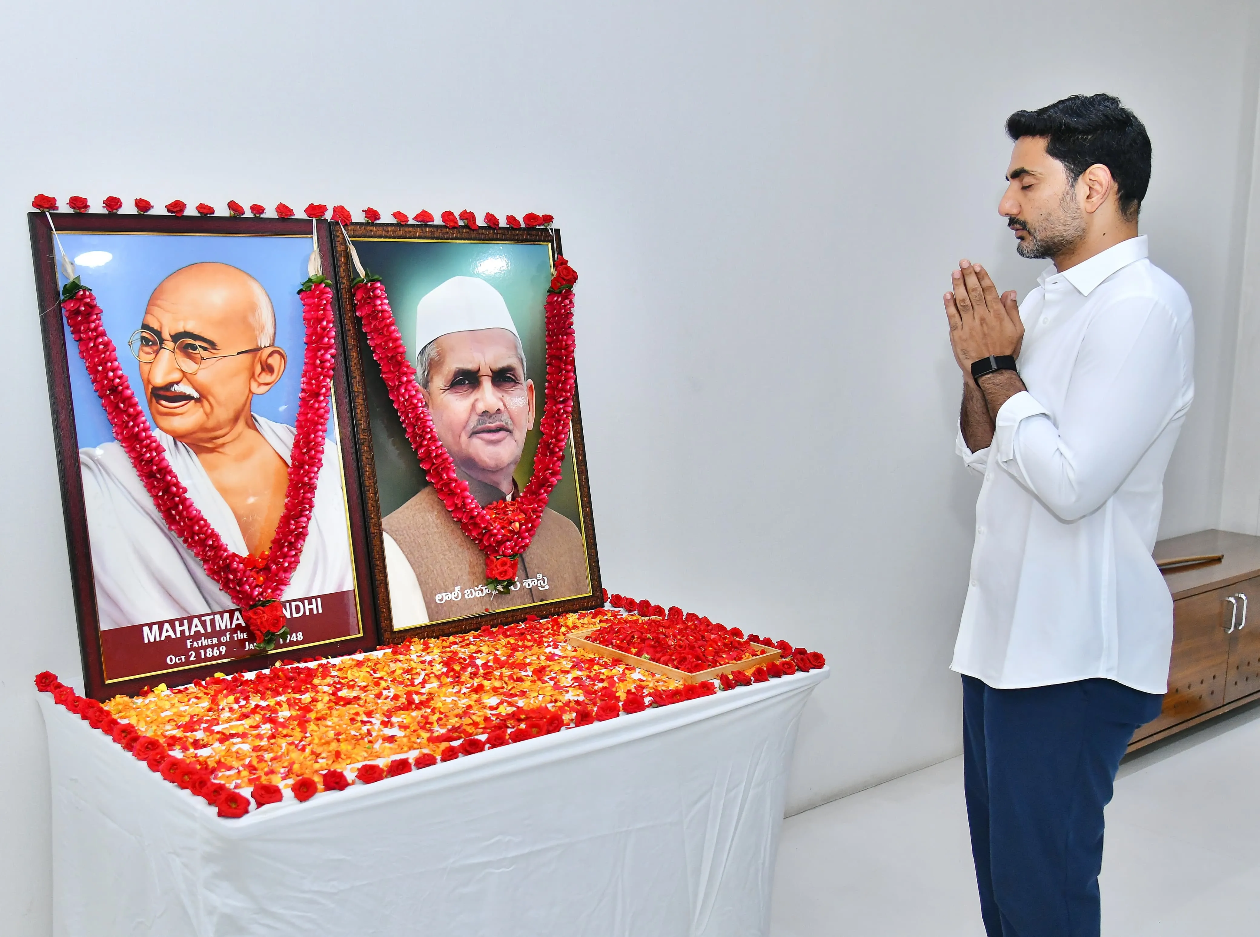 గాంధీజీ చూపిన శాంతి, సత్య మార్గంలో పయనిద్దాం...