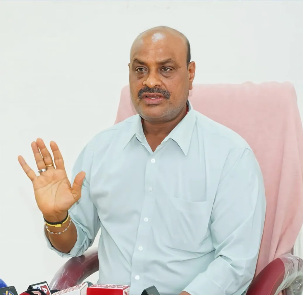 నాడు ఎన్నికల కమిషనర్‌నే తప్పించారు.. నేడు ప్రజాస్వామ్యంపై నీతులా జగన్?